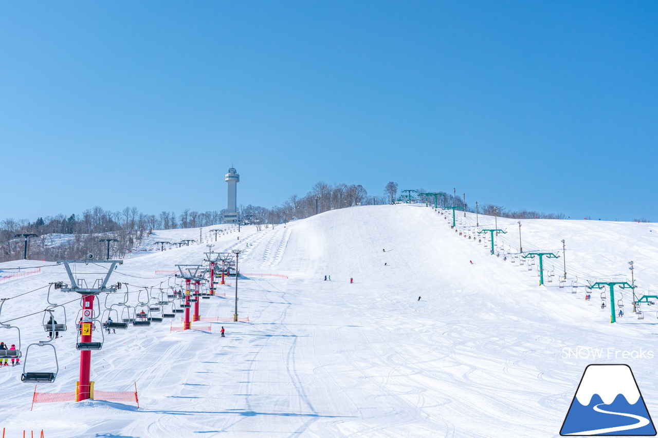 旭川サンタプレゼントパーク・マロースゲレンデ｜旭川市の街並みの向こうに北海道最高峰「旭岳」を望む大パノラマ。旭川市民御用達の絶景ゲレンデへ！